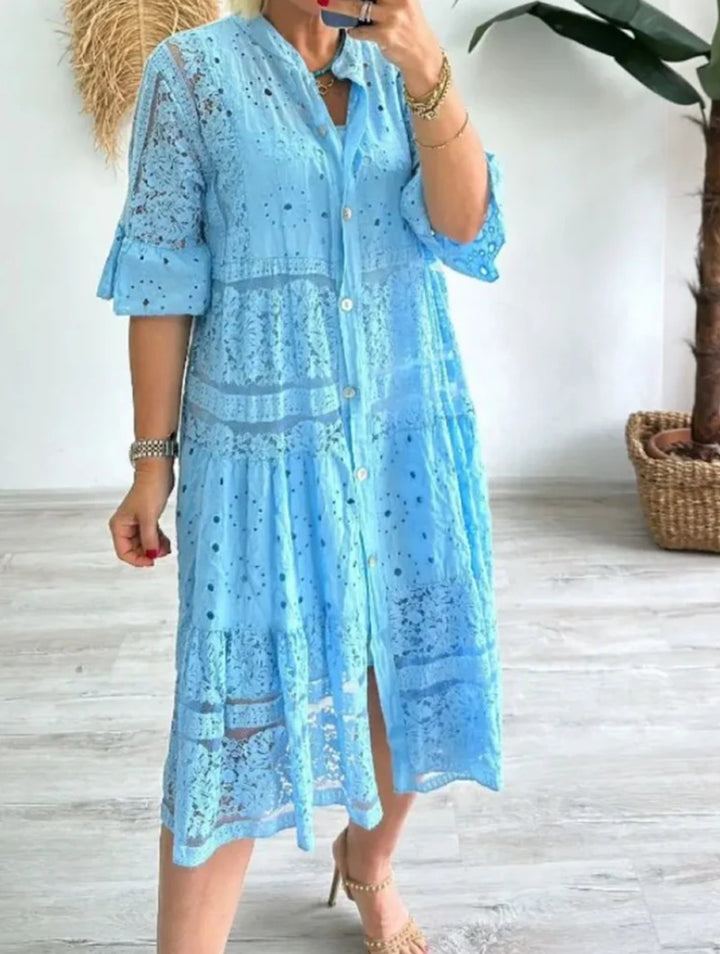 Dame nan romantisk midikjole med broderi-anglaise, knaplukket overdel, stående krave, halvlange flæseærmer og trinvist søm Skovae
