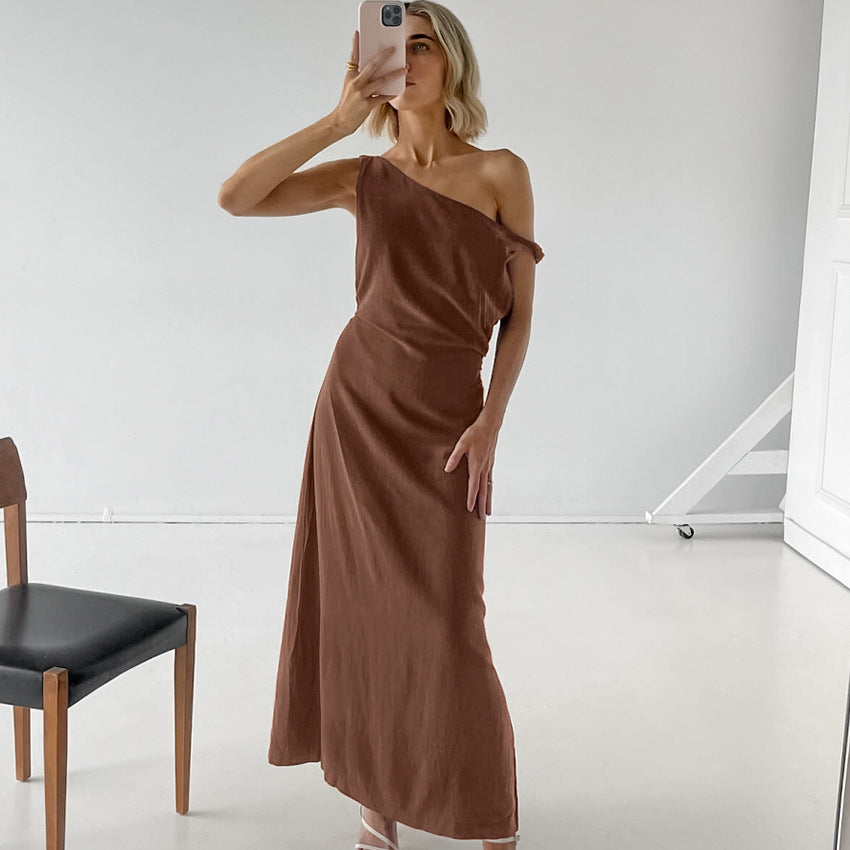 Dame maxikjole med asymmetrisk snit og elegant single-shoulder design Stilla