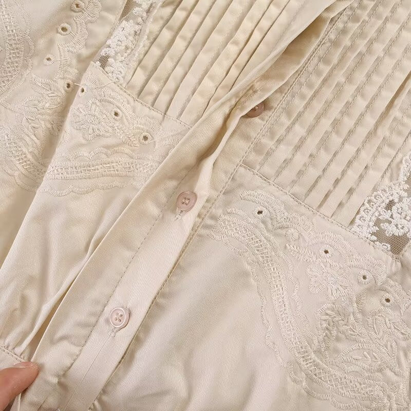 Damebluse med raffinerede spids- og folderelementer Skovae