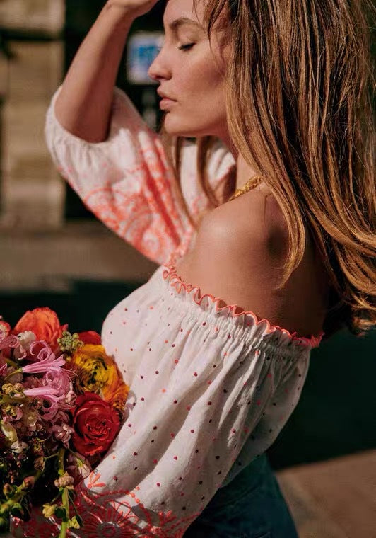 Dame Off-Shoulder Bluse med dekorative flæser og blomsteraccenter Stilla