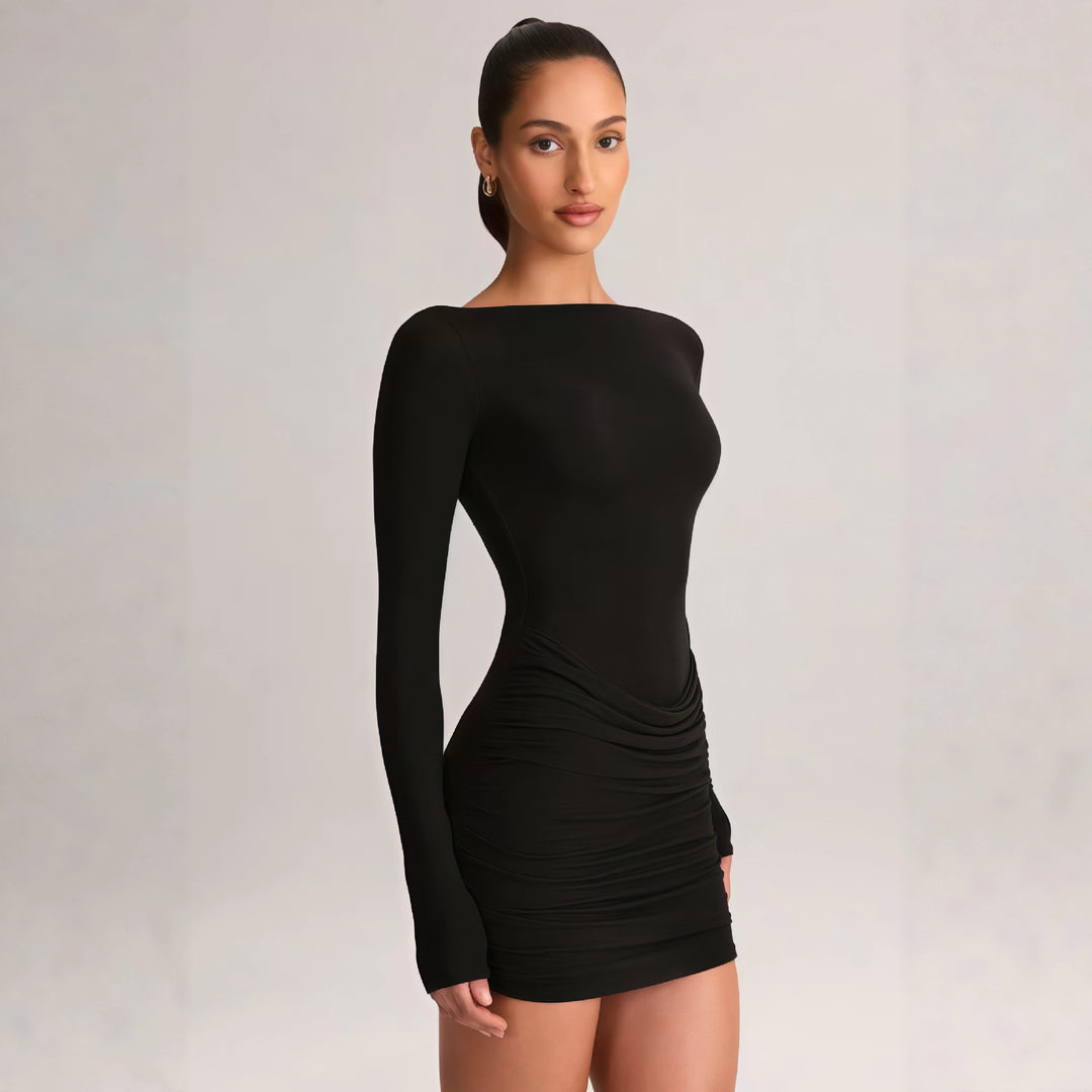 Kvindernes figur-fremhævende mini kjole med off-shoulder design og elegant drapering Skovae