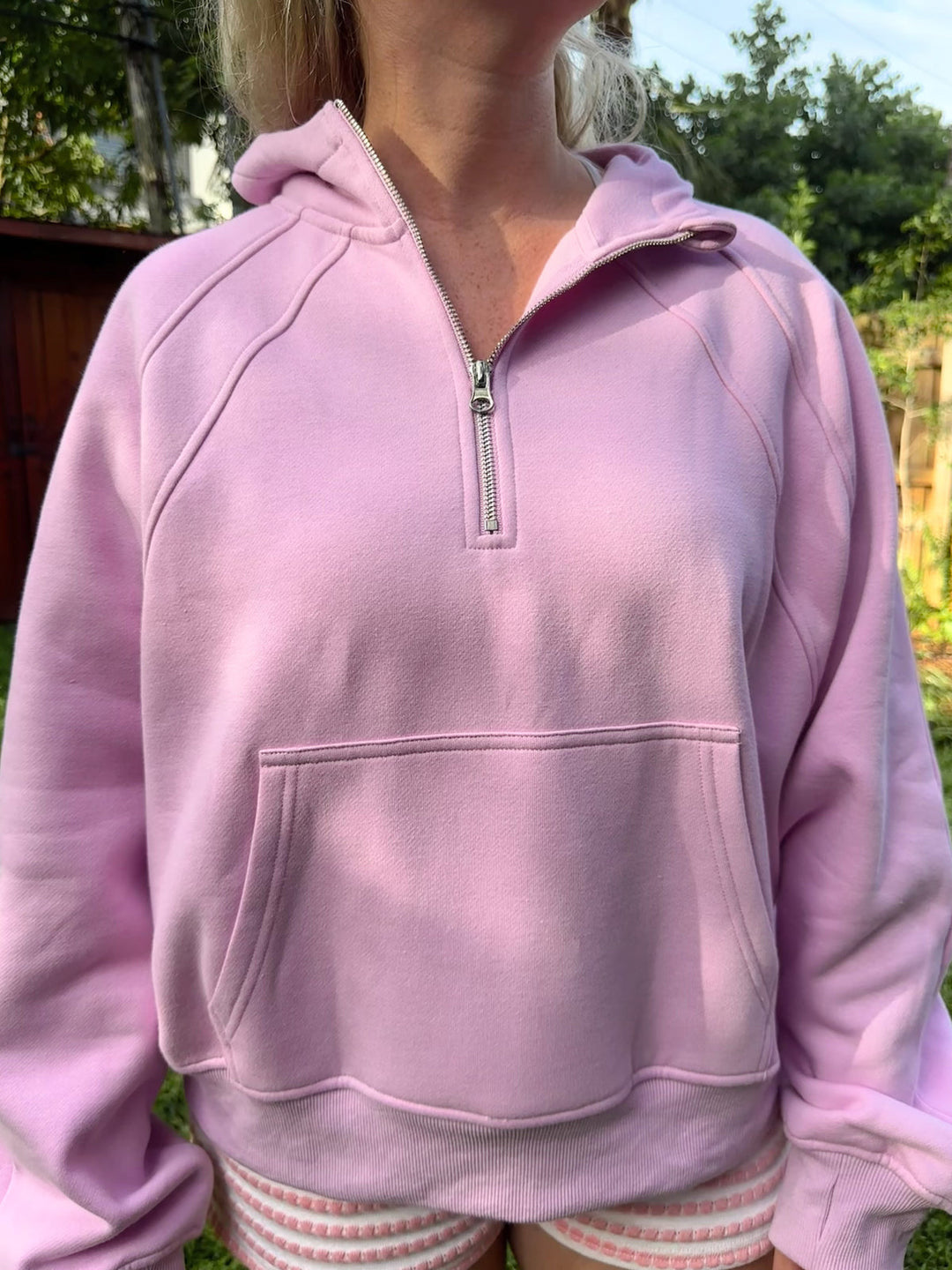 Kvinders fleece hoodie med halvlukket lynlås og kængurulomme Skovae