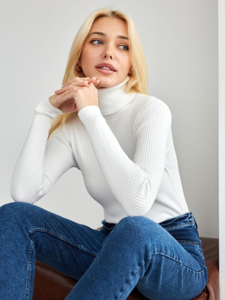 Kvinders lang sweater med høj krave og fin ribbet tekstur Stilla