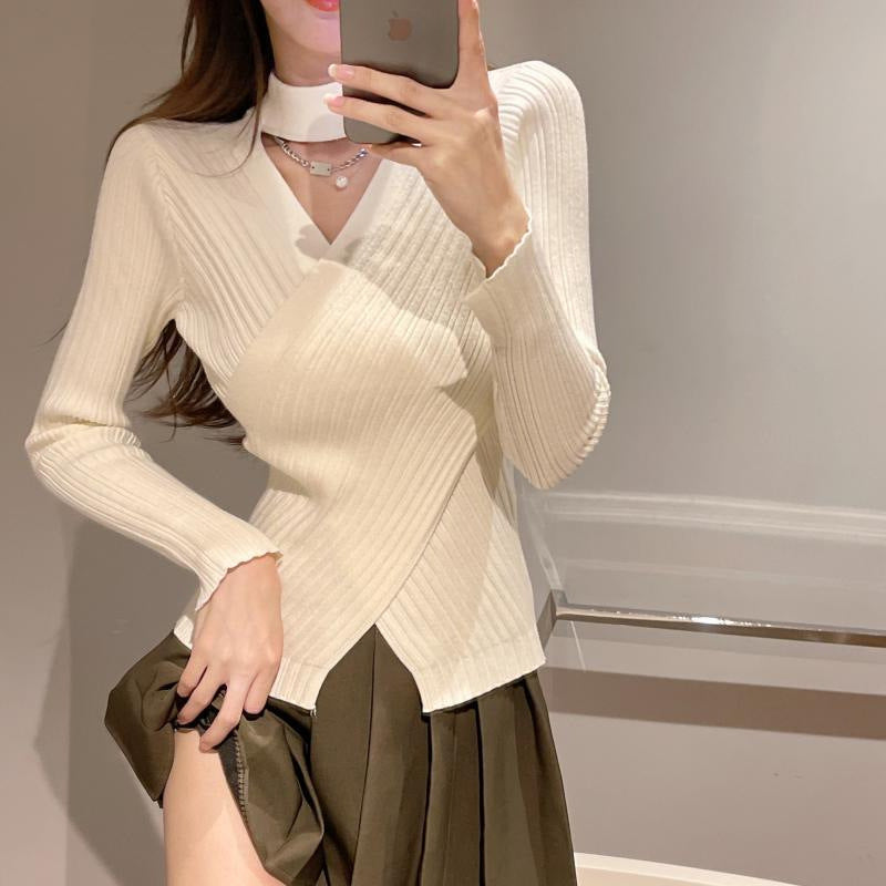 Kvinders elegante indpakningsbluse lavet af ribbet strikmateriale Skovae