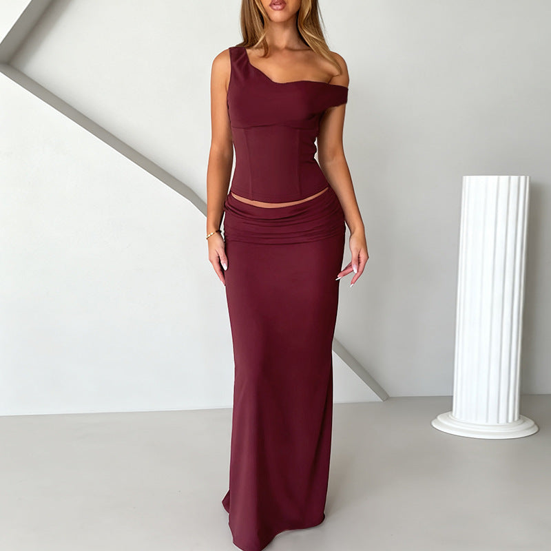 Kvinders maxikjole med off-shoulder design og elegant ruffle detalje Skovae