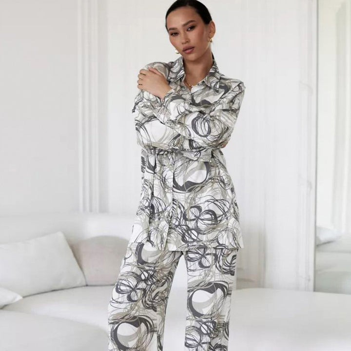 Dame sæt bestående af elegant bluse med løs siddende bukser og raffineret mønster Stilla