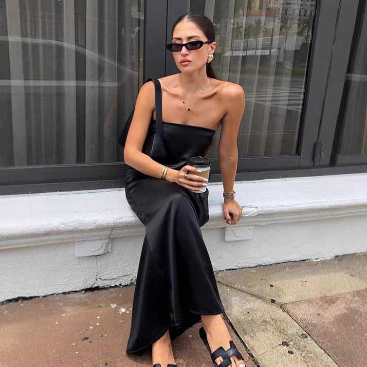 Dame maxikjole med off-shoulder design og elegant satinlook Stilla