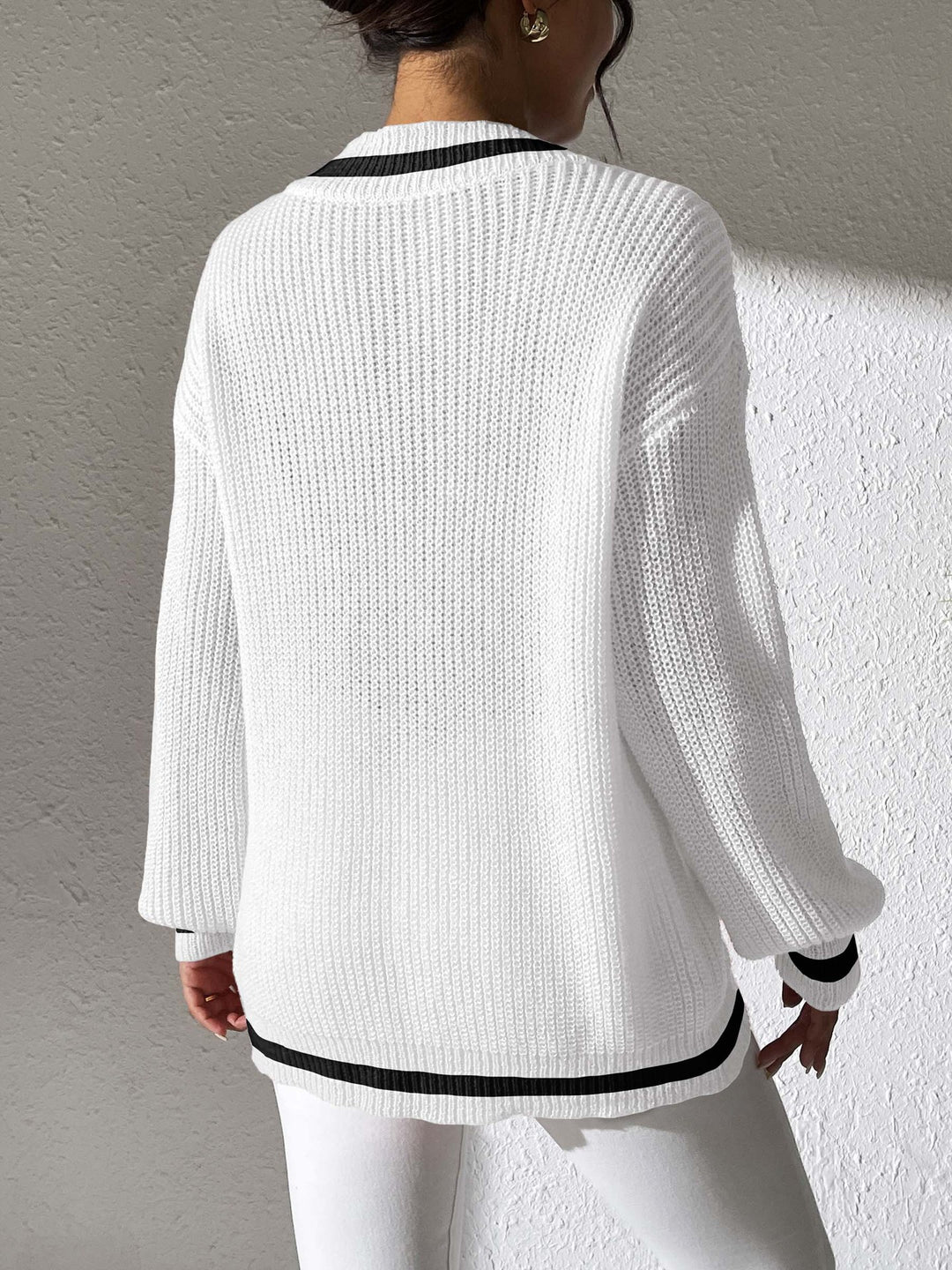 Dame strikpullover med dyb V-udskæring og luksuriøst knapdesign Stilla