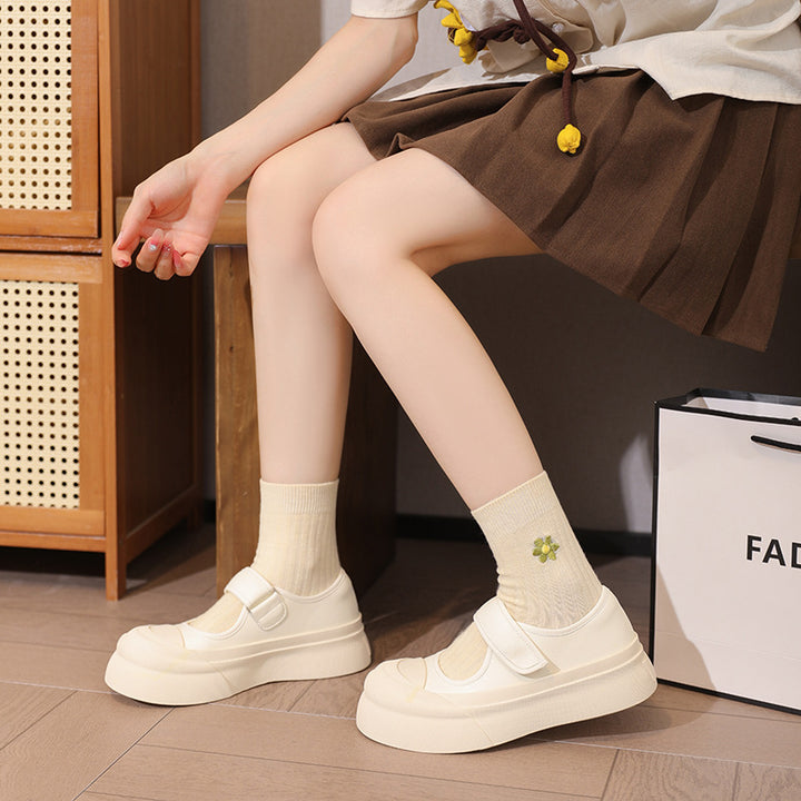 Damernes Behagelige Sneakers med et glinsende overmateriale og justerbar velcro Stilla