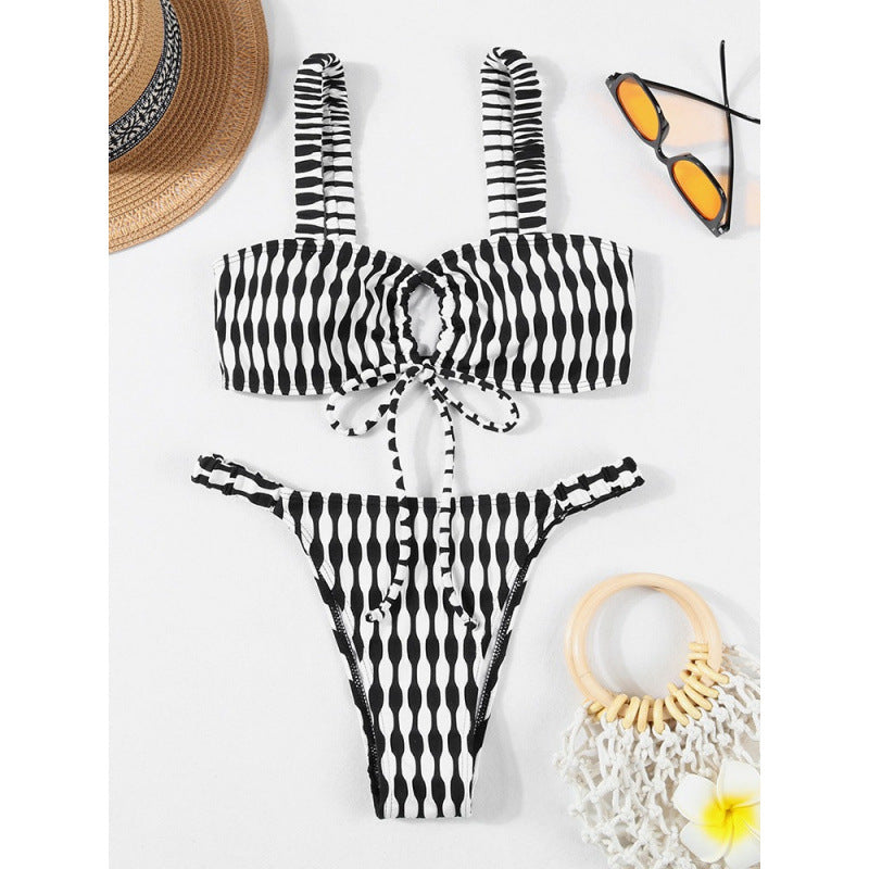 Dame triangel-bikini med moderigtigt indpakningsdesign og justerbare stropper Skovae