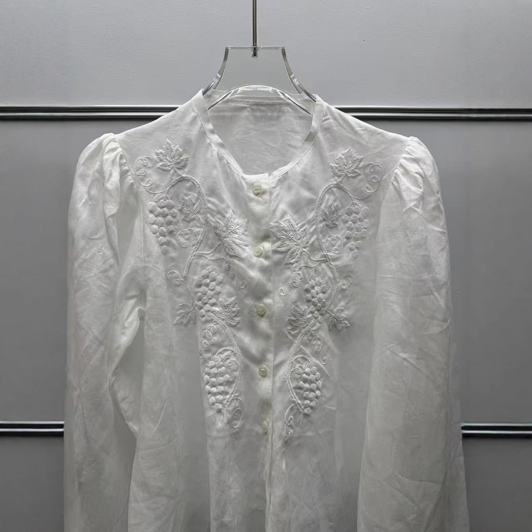 Damebluse med romantiske broderier og voluminøse ærmer Stilla