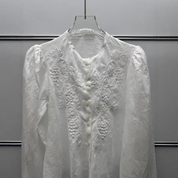 Damebluse med romantiske broderier og voluminøse ærmer Stilla