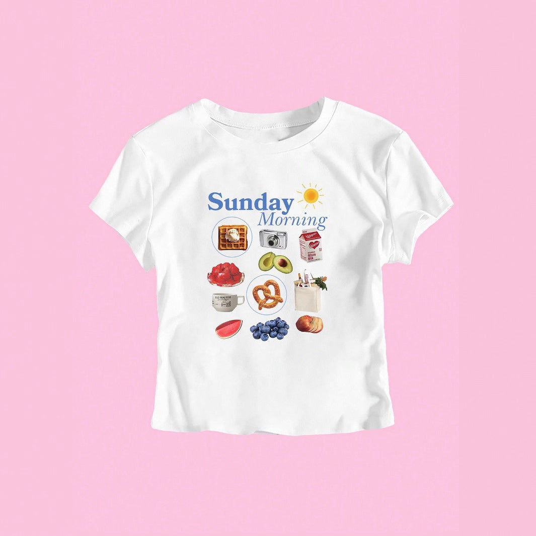 Dame T-shirt med kreativt morgenmadsmotiv og moderne skrift Skovae