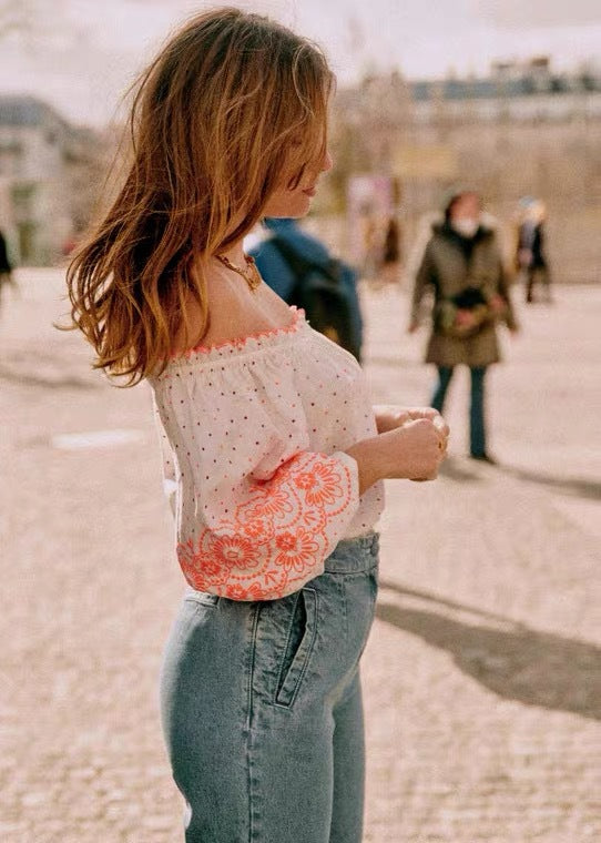 Dame Off-Shoulder Bluse med dekorative flæser og blomsteraccenter Stilla