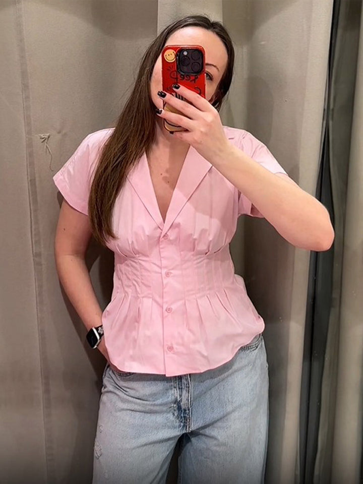 Dame taljeret bluse med detaljerede folder og elegant knaplukning Stilla
