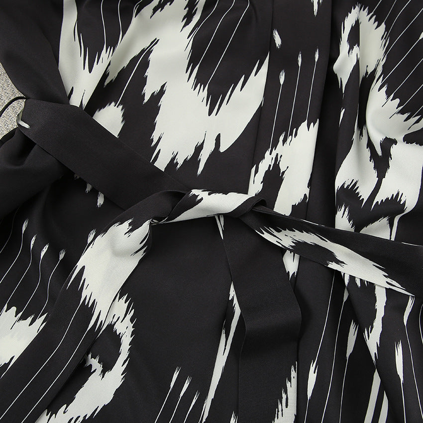 Dame Kimono-kåbe med elegant mønster og dyb slids Stilla