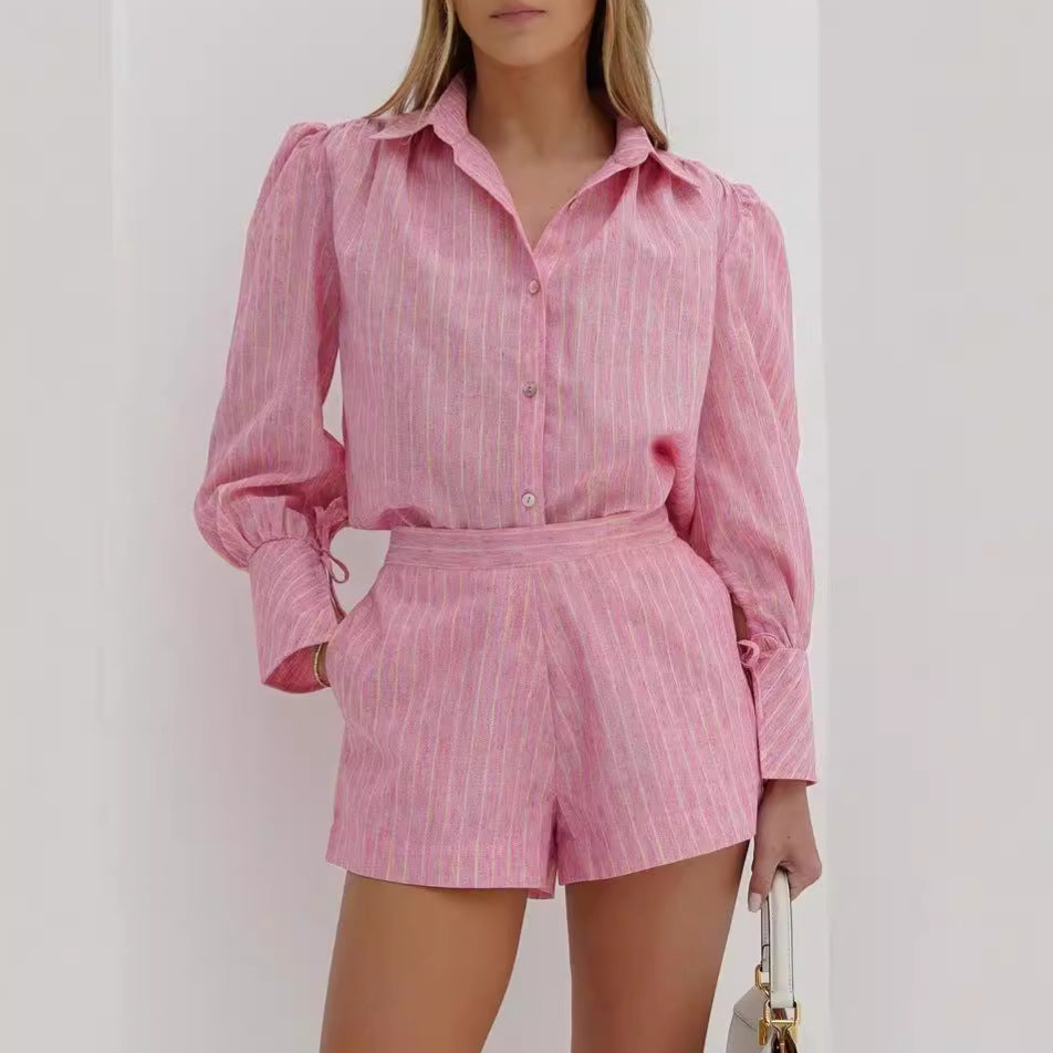 Dame sæt bestående af elegant bluse med puffærmer og korte shorts Stilla