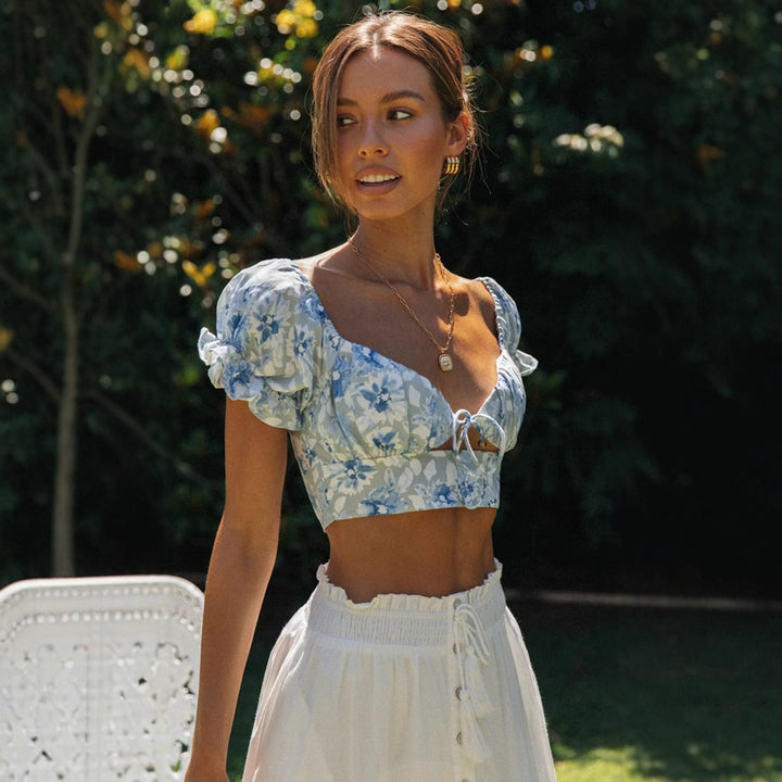 Damer cropped bluse med florale detaljer og flæseudskæring Stilla