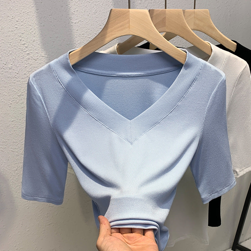 Dame V-hals T-shirt med figursyet pasform og fin ribstruktur Stilla