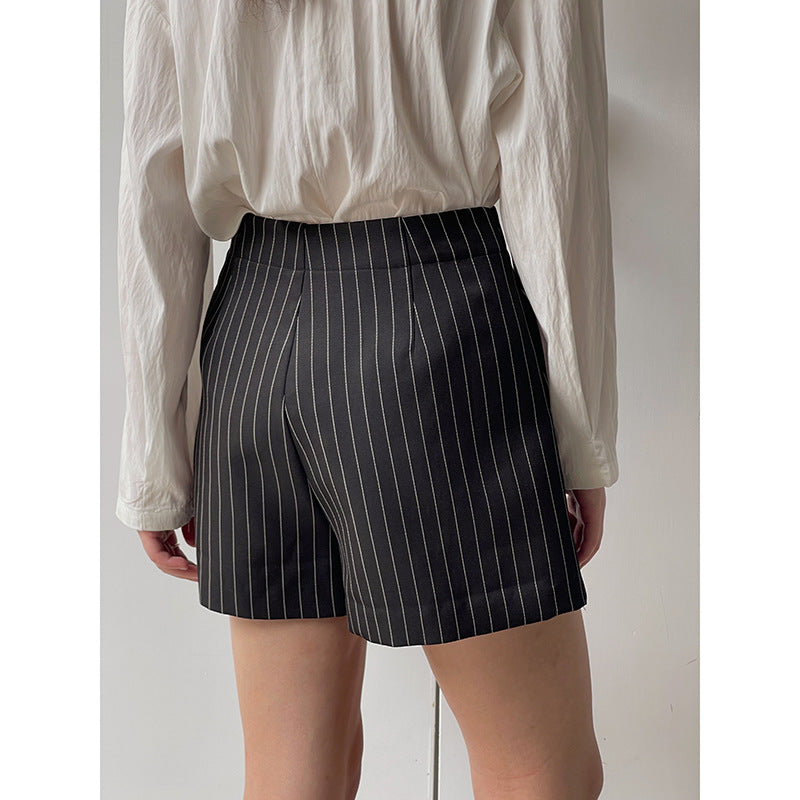 Dame elegante shorts med fine nålestriber og høj talje Stilla