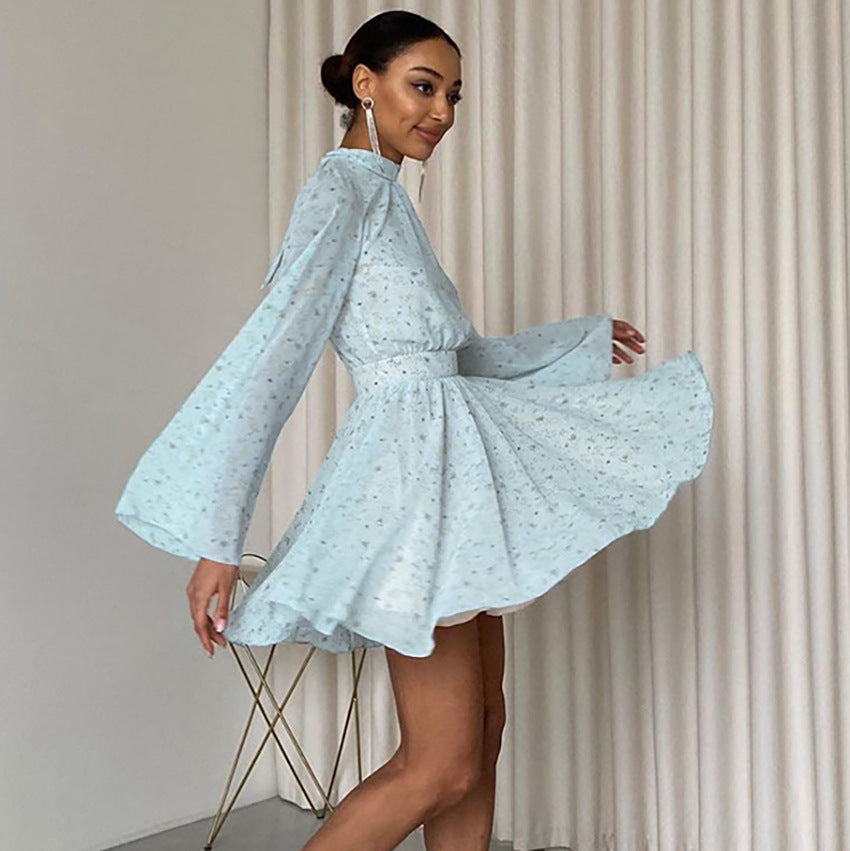 Damekjole med voluminøse ærmer og elegant drapering Stilla