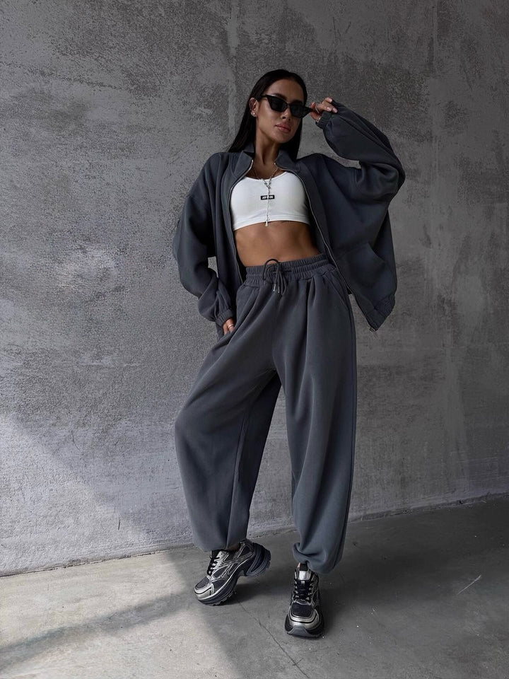 Kvinders afslappede træningsdragt med oversized jakke og komfortable joggers