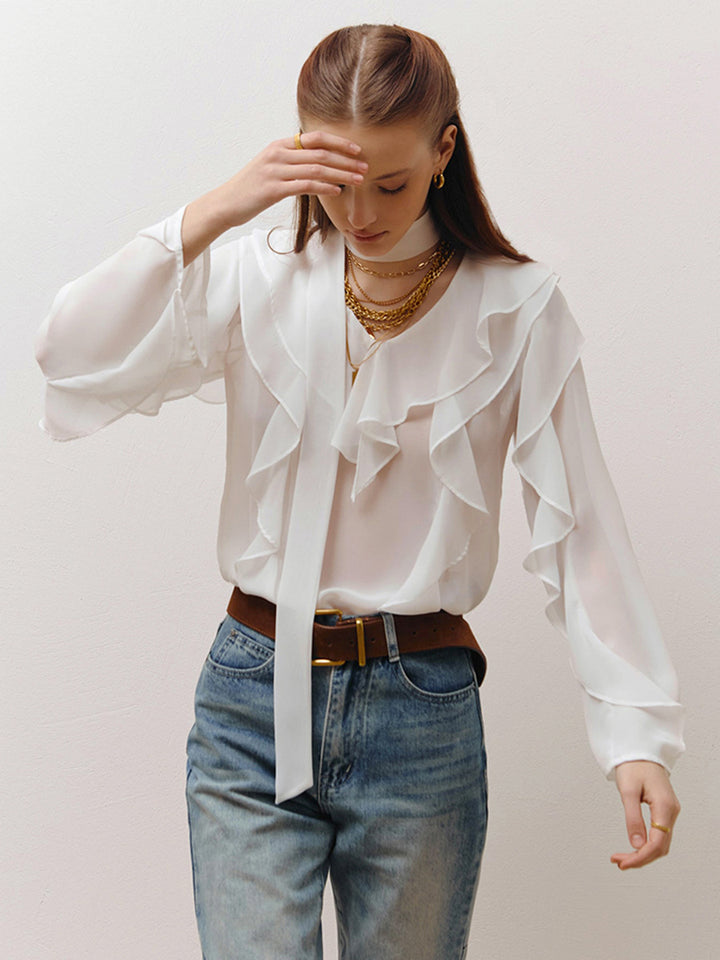 Damebluse med elegante ruffle-detaljer og smart bindebælte Stilla