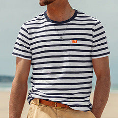 Herrer nan afslappet stribet bomulds-jersey T-shirt med rund hals og diskret logo-patch Skovae