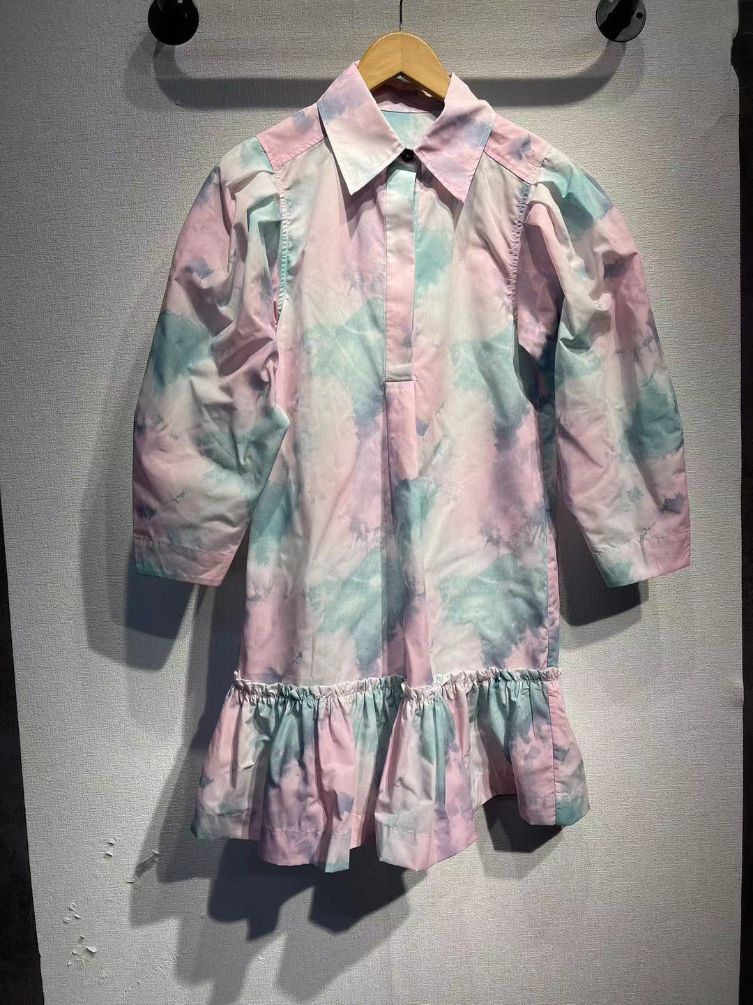 Dame skjortekjole med voluminøse flæser og farvegradient Stilla