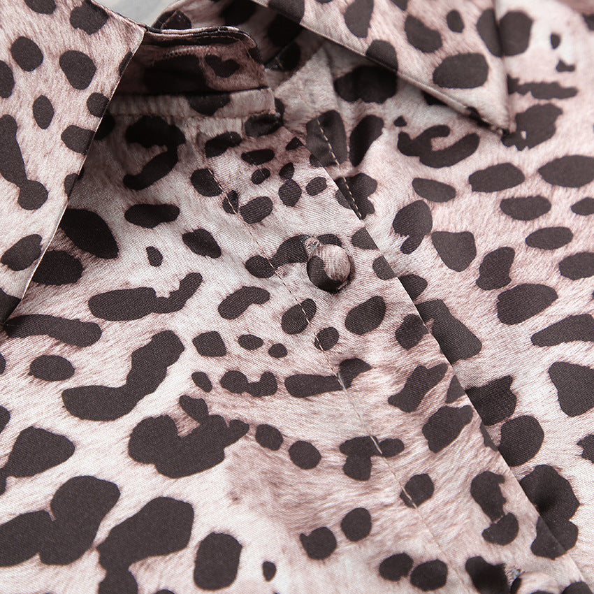 Dame satin pyjamasæt med leopardmønster og elegant snit Stilla