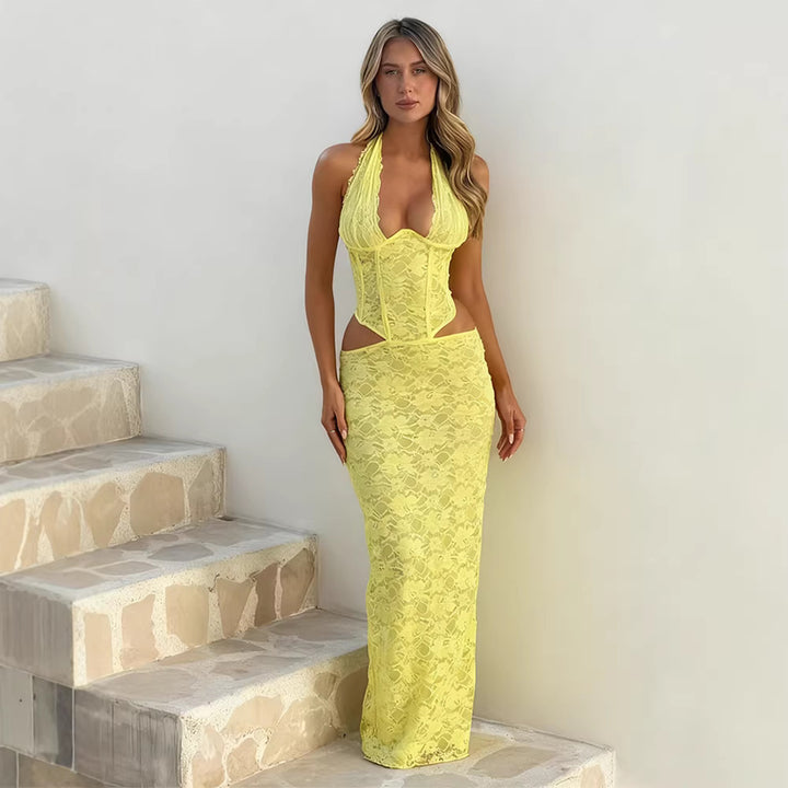 Kvinders lange blondedress med sexy udskæringer og raffinerede detaljer Skovae