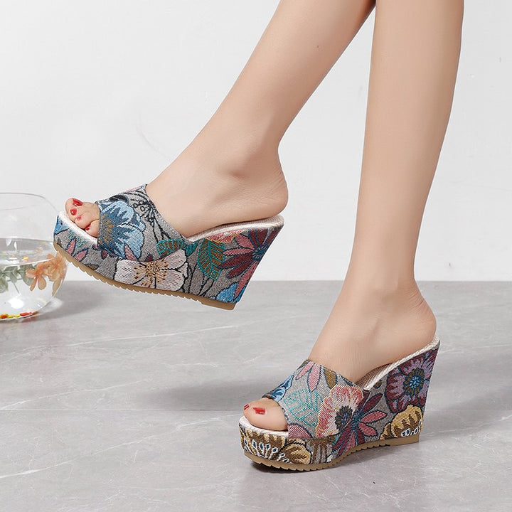 Dame wedge-sandaler med blomsterbroderi og ergonomisk fodseng Stilla