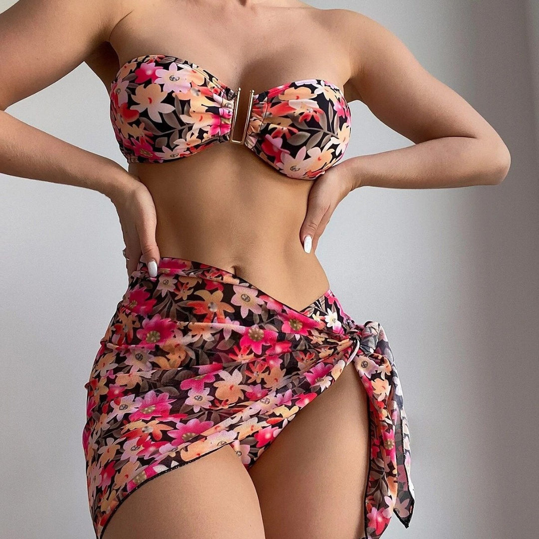 Dame bandeau-bikini med blomsterdesign og trendy sarong Stilla