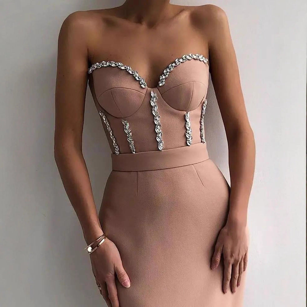 Kvindernes figursyede aftenkjole med elegant bustier-look og skinnende applikationer