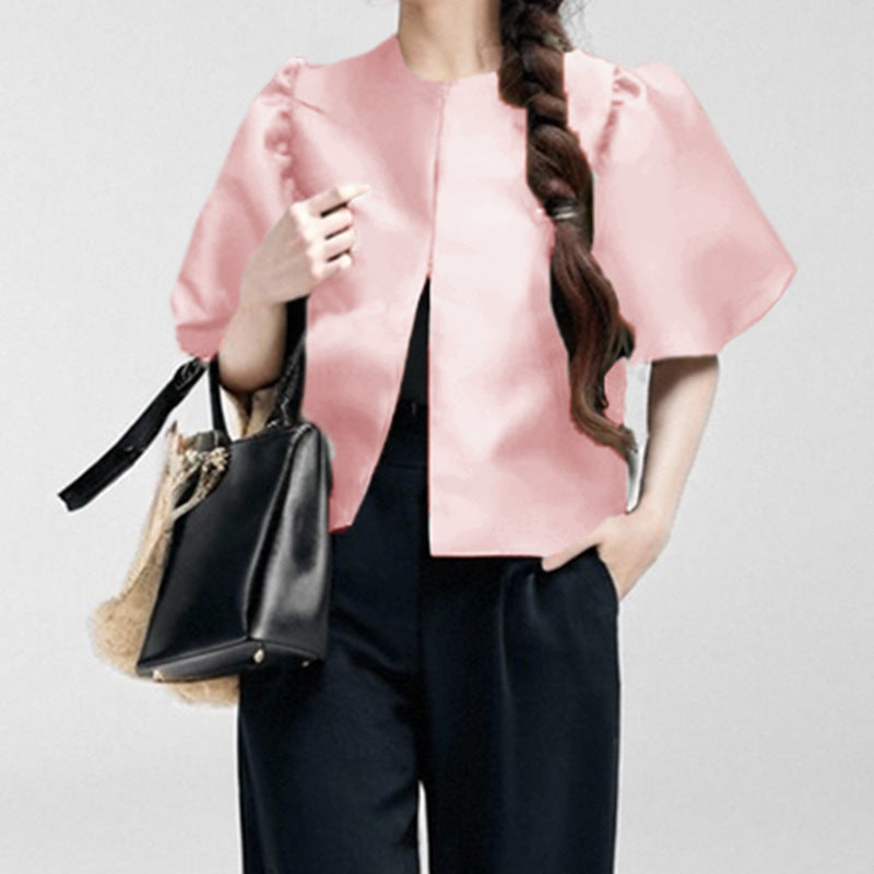 Damebluse med voluminøse puffærmer og moderne design Skovae