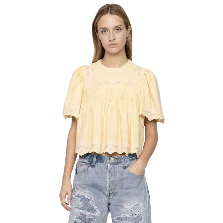 Damebluse med romantiske spidsapplikationer og elegante rufledetaljer Stilla