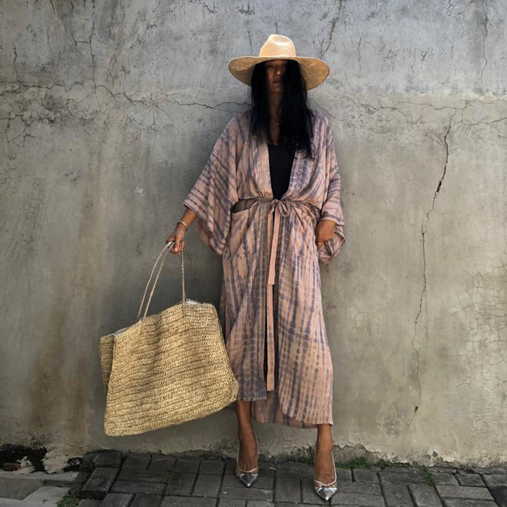 Dame strandvenlig kaftan med lang skæring og elegant bindebælte Stilla