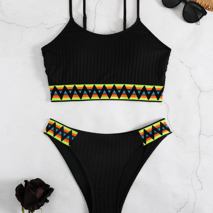 Dame Bikinisæt med trendy ribdesign og farverige accenter Stilla