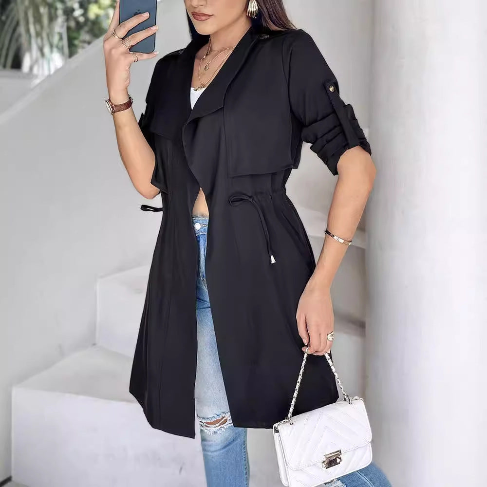 Dame moderigtig trenchcoat med taljerbart design og praktiske lommer Stilla