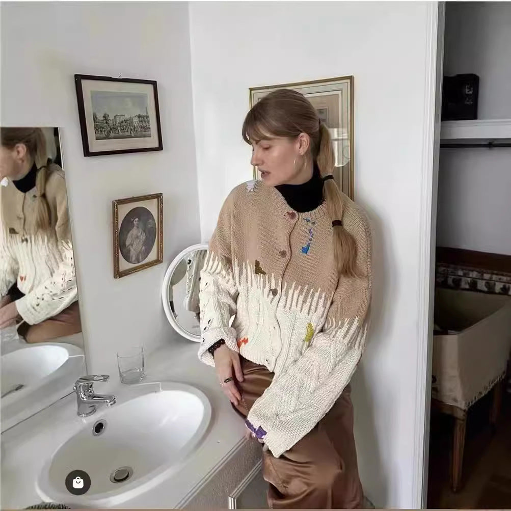 Dame strikket ærmeløs top med kunstnerisk design og farverige broderier Stilla