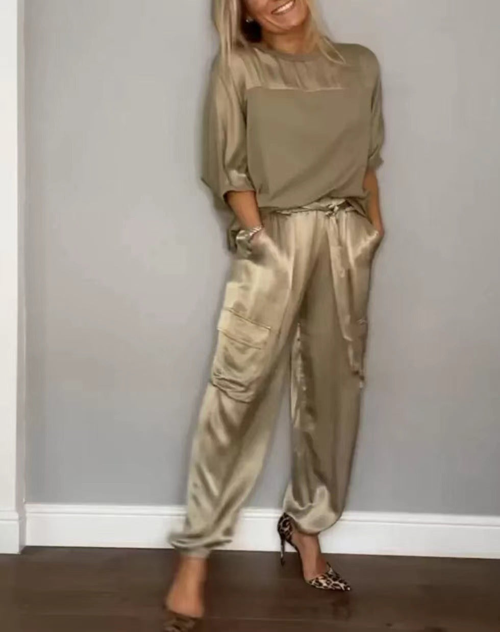 Dame Satin-Loungewear-Sæt med praktiske cargo-lommer og elastisk bukseelastik Stilla
