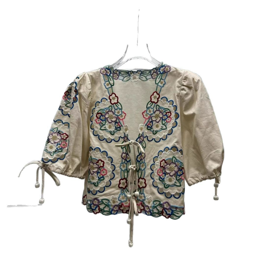 Dame broderet bluse med løs pasform og elegante flæsedetaljer Stilla