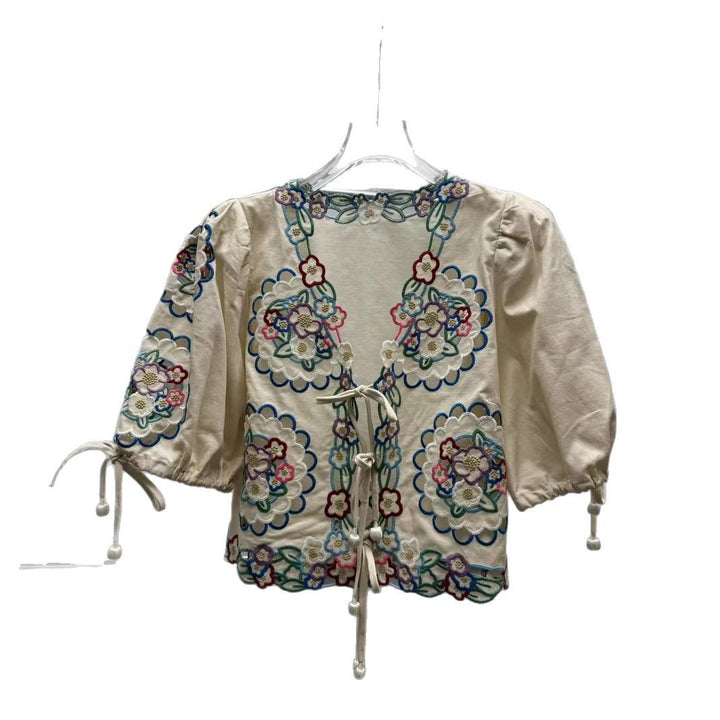 Dame broderet bluse med løs pasform og elegante flæsedetaljer Stilla