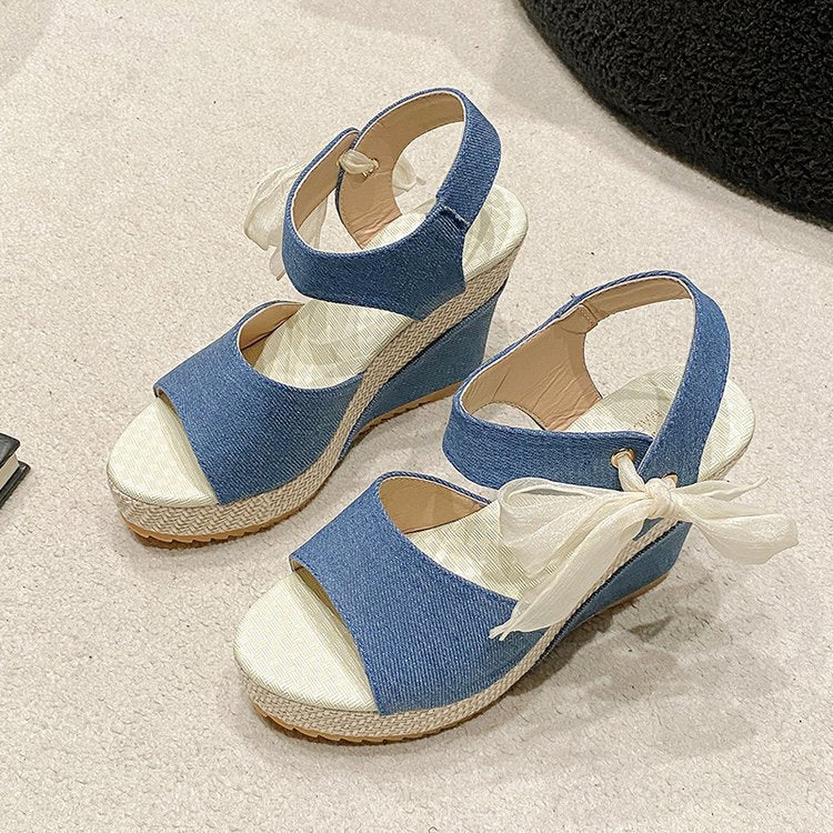 Dame Wedge-sandaler med elegant remdesign og komfortabelt fodseng Stilla