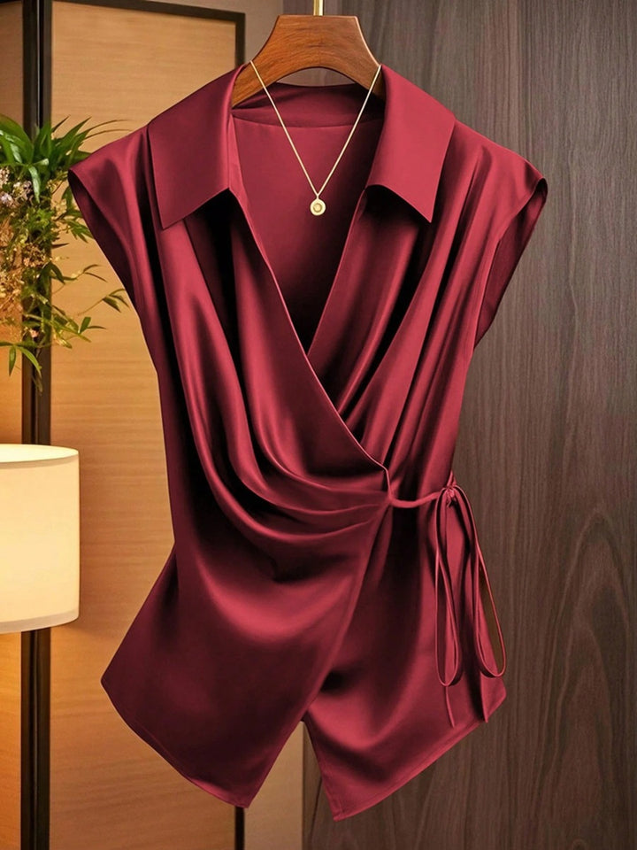Damebluse med elegant indpakningsudseende og flydende satin fald Skovae