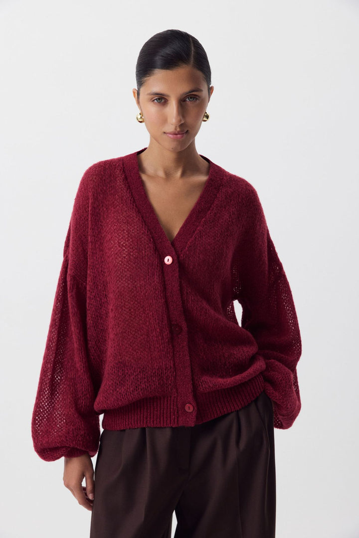 Kvinders afslappede strikket cardigan med fint blondermønster og elegant V-hals Stilla