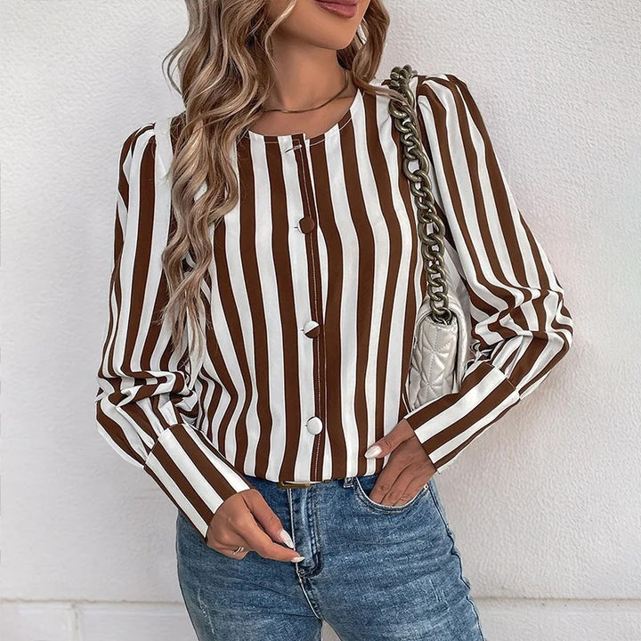 Damebluse med vertikale striber og elegant knaplist Stilla