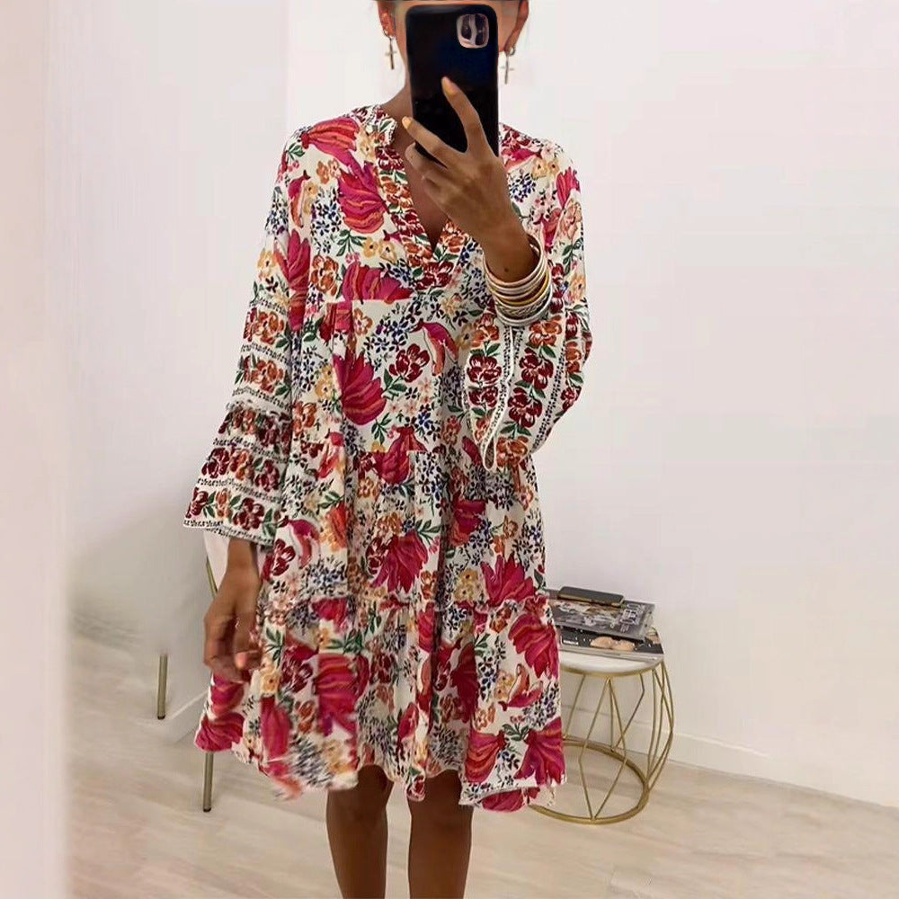 Dame nan florale Volant-Mini-kjole i Boho-stil med V-halsudskæring og trinvise silhuetter Skovae