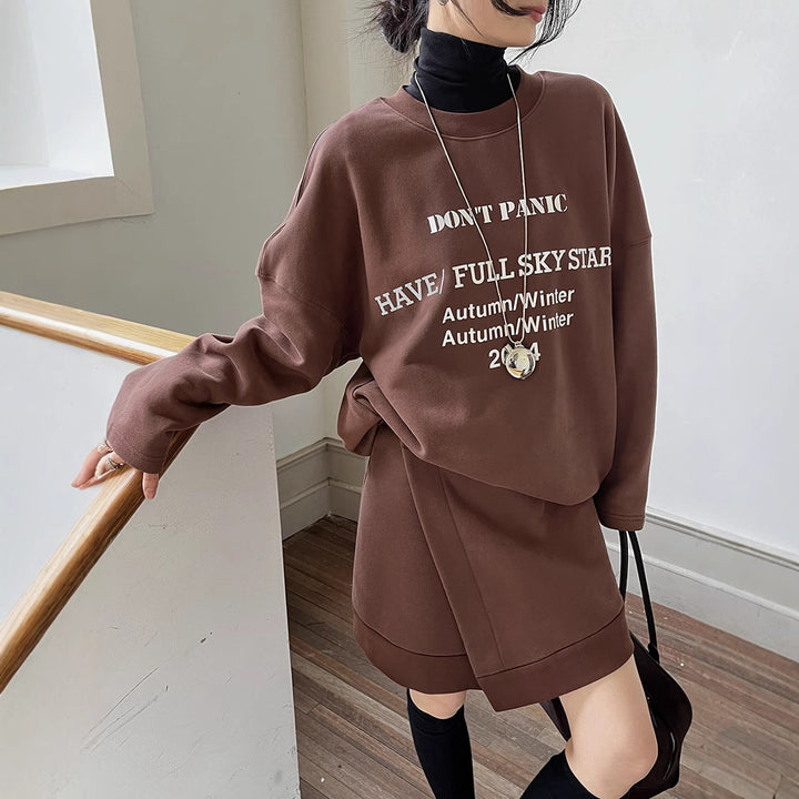 Dame afslappet sweatshirt med moderne skrift og matchende bukser Stilla