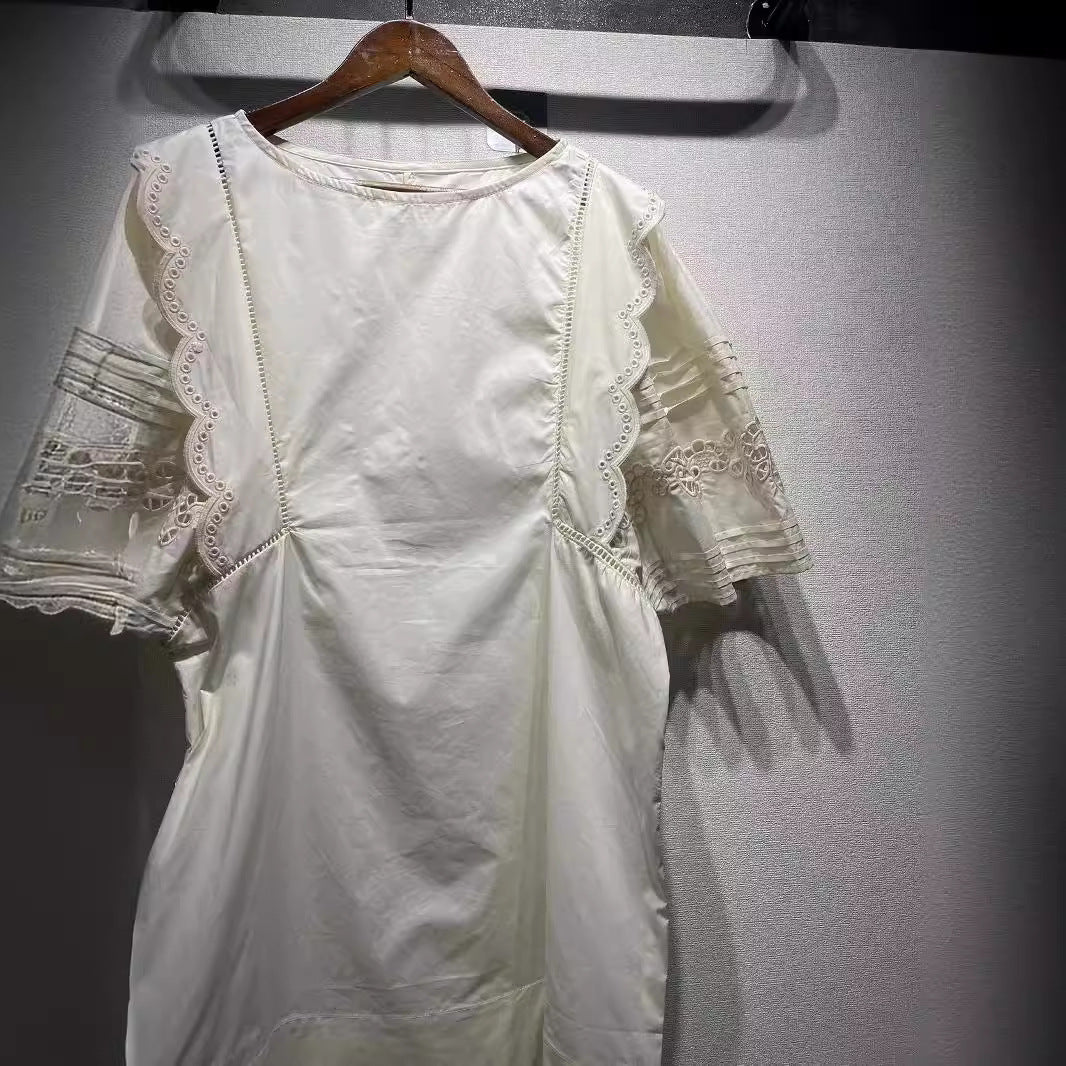 Damebluse med elegante spidsindsatser og afslappet snit Stilla